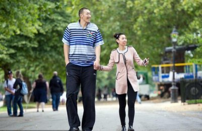 ​他比姚明还高10cm，中国篮球第一巨人孙明明被娇妻嫌弃：太高了！
