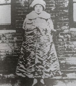 ​1925年，东北女匪驼龙，被处决前，一张罕见留影，身世令人唏嘘！